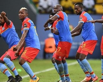 Joueurs de la RDC entrain de célébrer un but avec la danse fimbu