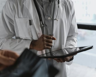 Doctora gestionando pacientes con tablet y software de IA