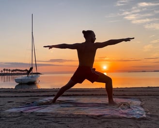 un chico haciendo yoga