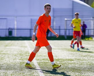 Márkó Mándity joue contre l'Académie du Barça.