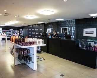 uma loja com uma variedade de produtos cosméticos em exposição