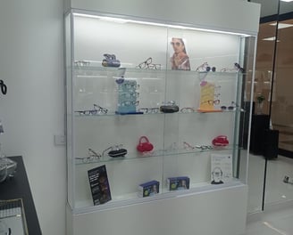 Vitrine Kids da loja das Óticas Shine Vila Augusta