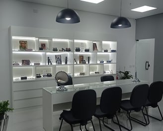 Balcão de atendimento da loja das Óticas Shine Vila Augusta