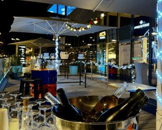 Terrasse du Yacht Club au coeur du port