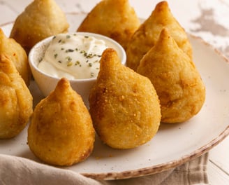 Coxinhas deliciosas numa travessa