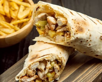 Panqueca de frango cremosa com molho branco, servida em travessa