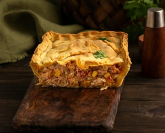 Fatia de torta de frango cremosa com recheio suculento e massa dourada