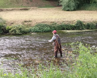 Un pêcheur dans les eaux claires de la rivière du Léguer, en pleine nature.