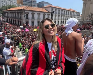 Bruna ribeiro nutricionista esportiva do flamengo comemorando o título da libertadores