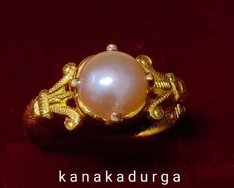 a pearl ring with pearls and pearls on it