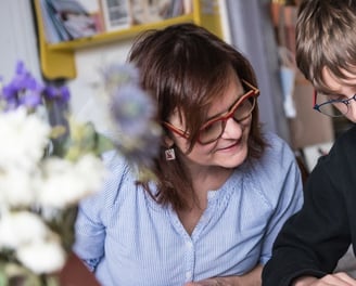 Magali STrassel art-thérapeute à Boulogne-sur-Mer en séance d'art-thérapie avec un enfant