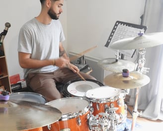 professeur batterie entrain d'enseigner