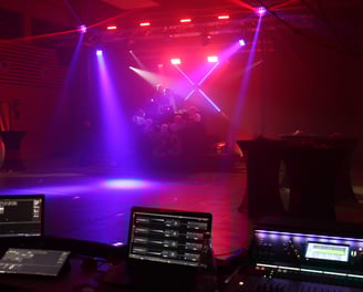 Bühnensetup für DJ in Sporthalle mit kompletter Veranstaltungstechnik
