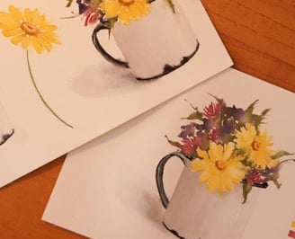 Pintura de uma caneca esmaltada com flores