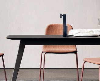 mesa de escritorio con lampara en el centro