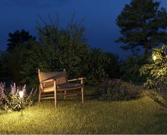 silla en en jardín de noche