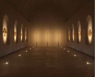 Lámparas de pared CRONEK Linea en pasillo largo, creando iluminación ambiental cálida