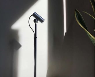 foco de luz iluminando el suelo
