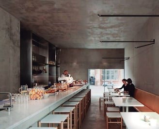 barra restaurante con bancos y lamparas de decoración