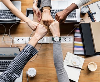 equipo trabajando en la contabilidad para pequenos negocios