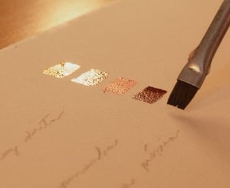 Brilho da tinta no papel e um pincel