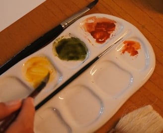 Materiais de aquarela sobre a mesa