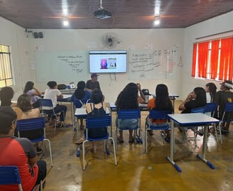Sérgio Astral orientando adolescentes – Sérgio ensina técnicas de stencil em oficina de grafite para