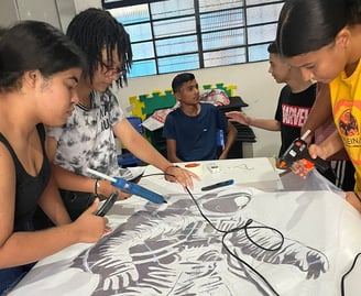 Sérgio e Amanda com alunos – Artistas e alunos ao final das oficinas, celebrando as novas criações