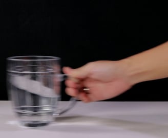 copo de água sendo puxado