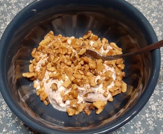 yogurt with walnuts