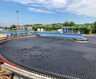 couverture d'un bassin industriel de traitement des eaux avec les boules flottantes 