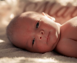 sesion de fotos de bebe recién nacido mirando a la cámara en granada