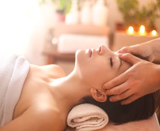 massagem facial. relaxamento. terapias manuais. equilíbrio emocional. aromaterapia. descanso. 