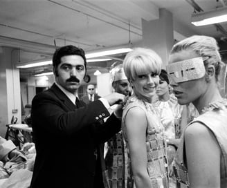 Estilistas como Mary Quant e Paco Rabanne incorporaram o espírito irreverente da Pop-Art