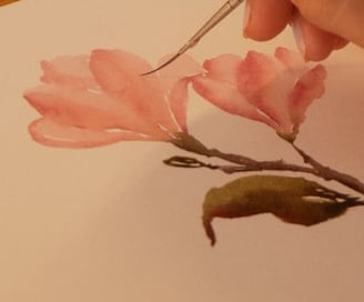 Leile pintando uma flor magnólia