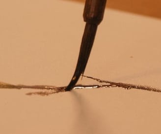 Pincel deslizando sobre o papel