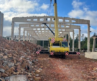 geltonas kranas kelia 18 metrų, 14 tonų sijas