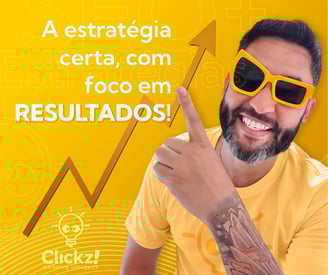Homem bonito de óculos mostrando sucesso em serviços de marketing