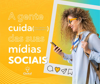 Mulher sorrindo olhando para celular, redes sociais. Serviço de Social Media