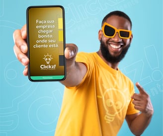 Homem de óculos escuro sorrindo segurando celular informando sobre serviço de trafégo pago.