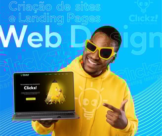 Homem segurando notebook mostrando site de marketing. Serviço de criação de sites