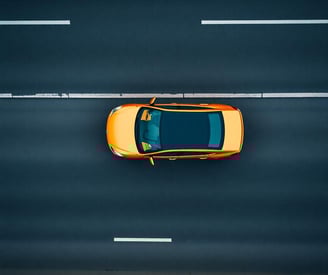 um carro dirigindo em uma rodovia com um carro amarelo