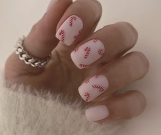 Uñas con diseño de bastones de caramelo