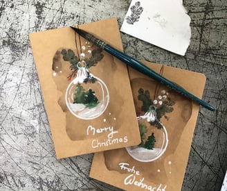 zwei Weihnachtskarten mit weißen Kugeln