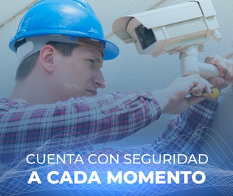 Técnico trabajando en tablero eléctrico con casco de RTC Soluciones.