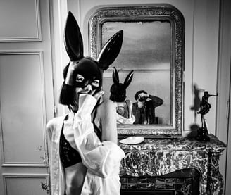 Photo noire et blanc montrant la complicité entre un modèle photo et le photographe