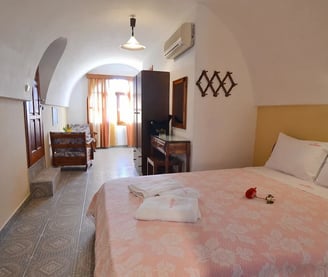 Villa Georgia Rooms in Perissa Santorini