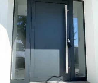 Une porte avec une grande vitre noir moderne
