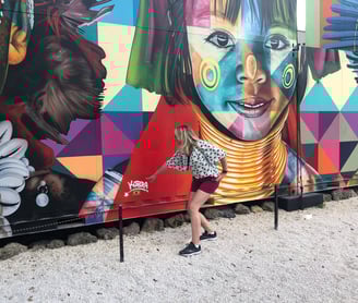 autora em frente a um mural pintado pelo artista Cobra