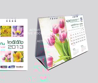 งานพิมพ์ปฎิทินตั้งโต๊ะ สำหรับปี 2013 มีรูปถ่ายดอกไม้ต่างๆ พิมพ์ด้วยสีเต็มรูปแบบ โดย Active Focus